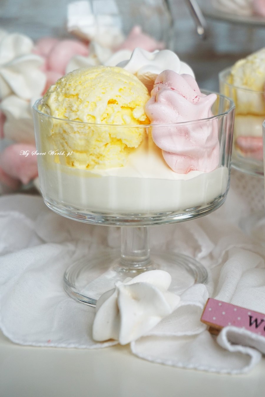 Deser bezowo-lodowy z jogurtową śmietanką