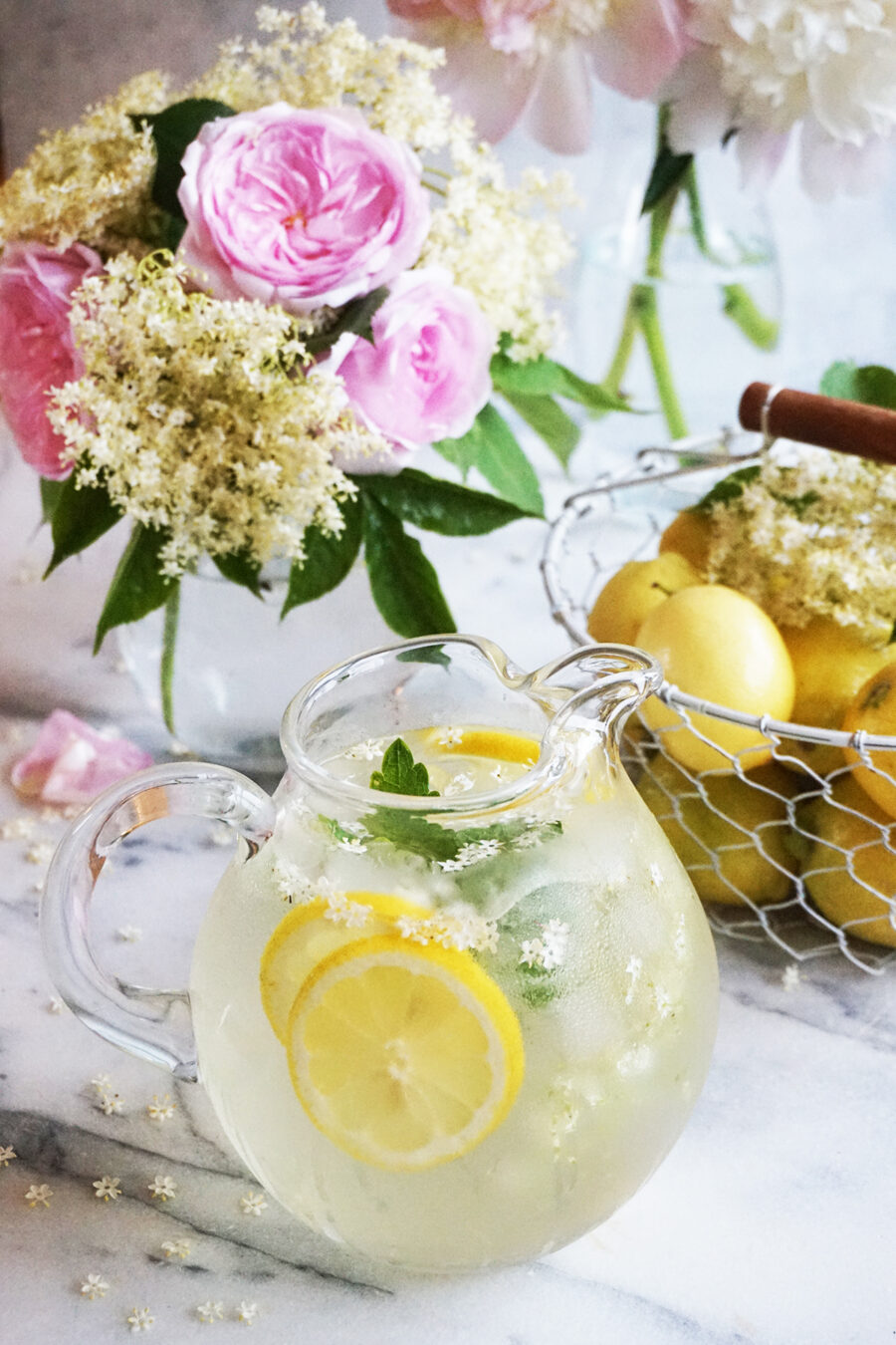 Lemoniada z syropem z kwiatów bzu